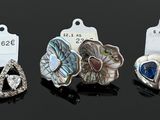 Quatre types de bijoux différents sont présentés sur un fond noir