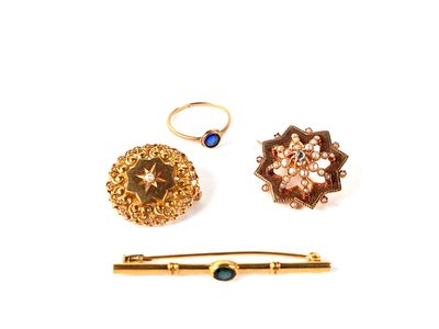 deux bagues en or, une broche et une épingle à broche