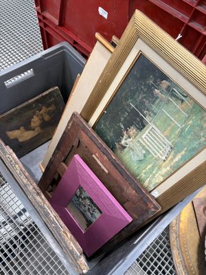 beaucoup de photos encadrées dans une boîte posée sur une table