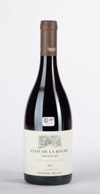 une bouteille de vin posée sur une table