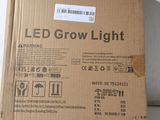 une boîte sur laquelle est apposée une étiquette indiquant « lampe LED pour culture »