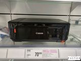 un micro-ondes noir exposé dans un magasin