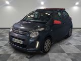 la petite voiture est garée dans le garage sur le sol en damier