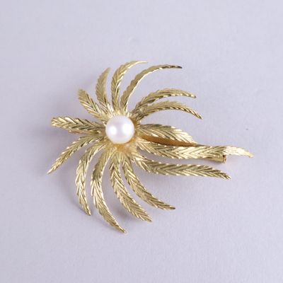 broche plaquée or jaune, ornée d'une perle et de feuilles