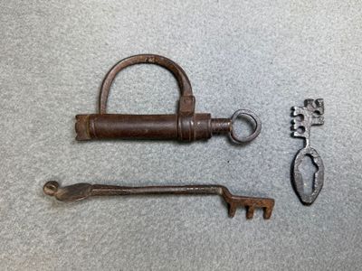 Deux clefs et un cadenas. L. :8, 17 et 14 cm.