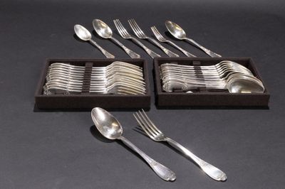 six fourchettes et cuillères dans une boîte posée sur une table