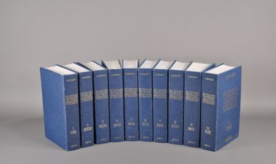 six livres bleus sont alignés sur une surface grise