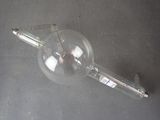une ampoule posée sur une table