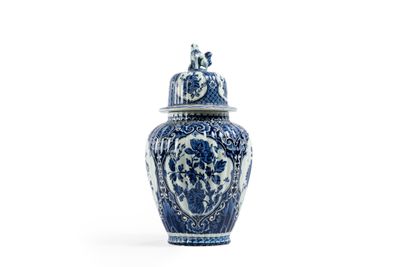un vase bleu et blanc avec un couvercle sur fond blanc