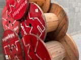 une pile de bobines en bois empilées les unes sur les autres