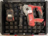 un outil dans une boîte contenant d'autres outils