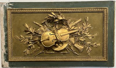 une plaque en or représentant un violon, accrochée au mur