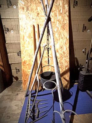 un tas d'outils posé sur un tapis bleu dans une pièce