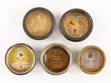 six types différents de boîtes de conserve sont présentés sur une surface blanche
