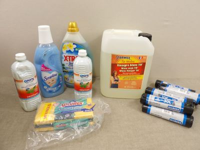 beaucoup de produits d'entretien sur la table