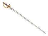 une vieille épée avec un manche en or sur fond blanc