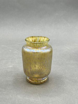 LOETZ - Vase de forme balustre en verre irisé.