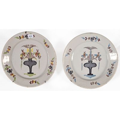paire d'assiettes décoratives ornées de fleurs et de vases sur un fond blanc