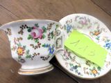 une petite tasse et une soucoupe sur lesquelles est posée une petite note