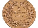 un gros plan d'une pièce de monnaie ornée d'une couronne
