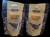 deux sachets de friandises pour poulet sur fond noir