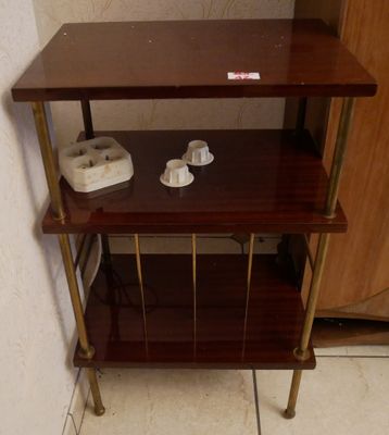 une étagère en bois sur laquelle est posé un téléphone
