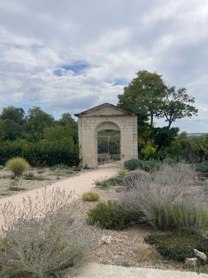 un petit kiosque au milieu d'un jardin