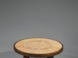 un gros plan d'une table en bois ornée d'un motif circulaire