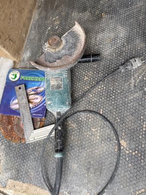 une photo représentant un marteau et un livre posés par terre