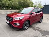 La Ford Kuga rouge est garée sur un parking