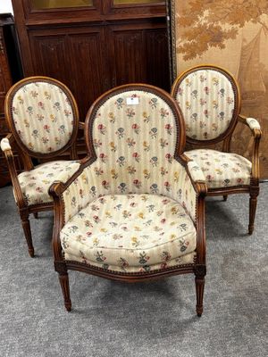 PAIRE de fauteuils et une bergère.