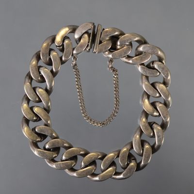 un gros plan d'un bracelet en argent orné d'une chaîne