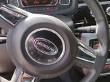 un volant et un tableau de bord de voiture sur lequel figure une horloge