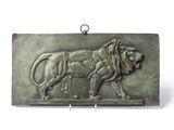une image représentant une plaque métallique sur laquelle figure un lion