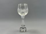 un verre à vin posé sur une table