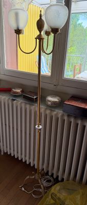 une lampe posée par terre à côté d'un radiateur