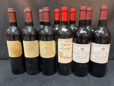 six bouteilles de vin rouge alignées sur une table