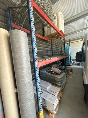 de nombreux rouleaux de tissu sur les étagères de l'entrepôt
