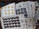 une boîte remplie de boutons posée sur une table