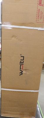 des cartons empilés les uns sur les autres sur un tapis roulant dans un entrepôt