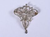 une image représentant une broche en forme de diamant sur fond blanc