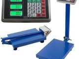 une balance bleue sur laquelle se trouve une calculatrice