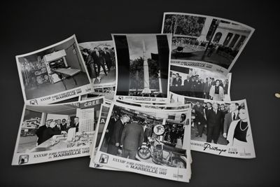 photographie en noir et blanc représentant une pile de vieilles photos posées sur une table