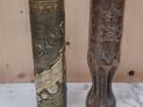 deux vases posés l'un à côté de l'autre sur une table