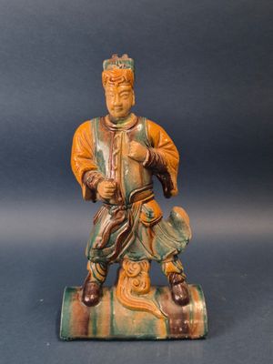 figurine chinoise représentant un homme avec un oiseau sur l'épaule