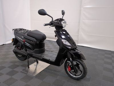 un scooter posé sur sa béquille dans une pièce