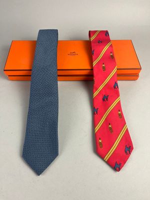 HERMES Paris. Lot de deux CRAVATES en tissu de soie, l'une à…