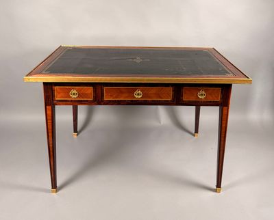 un bureau ancien à deux tiroirs et doté d'un plateau en marbre