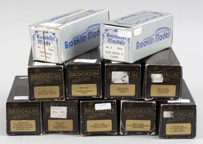 plusieurs boîtes de chocolat noir et blanc empilées les unes sur les autres