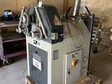 une machine posée sur une palette dans un garage
